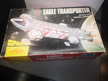 Charger l'image dans la galerie, maquette airfix cosmos 1999 eagle transporter space