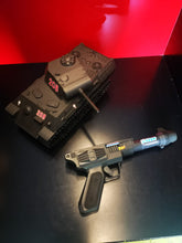 Charger l&#39;image dans la galerie, Tank laser avec son pistolet laser  bandai
