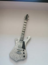 Charger l&#39;image dans la galerie, Guitare pour figurine Kiss
