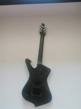 Charger l&#39;image dans la galerie, Guitare pour figurine Kiss
