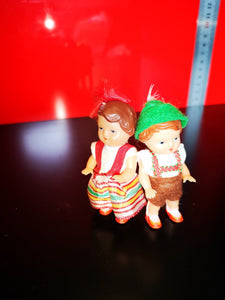 Petit couple de mini poupées