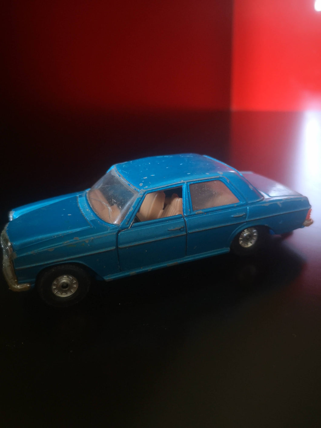 voiture miniature corgi Mercedes Benz 240 D