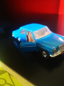 voiture miniature corgi Mercedes Benz 240 D